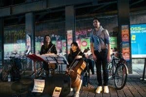 buskers with a cello and case