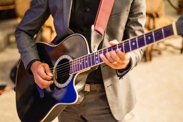 Man about to make the common guitar mistake of splaying his fingers on the fretboard